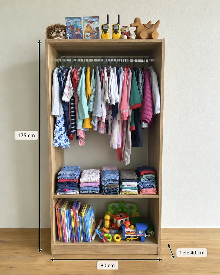 LittleFinds Verkaufsregal in der Standardvariante mit einer Kleiderstange und Ablageflächen